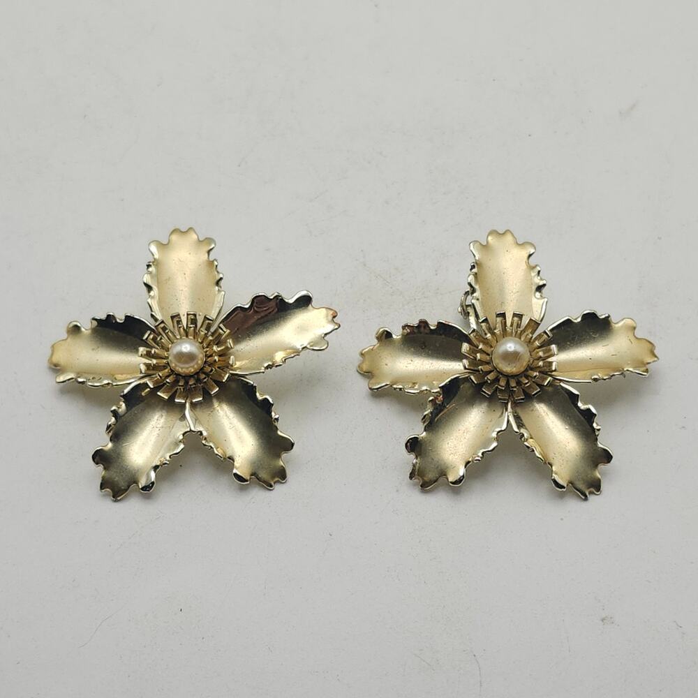 Vintage‎ Gold Tone Floral Clip On Earrings Faux Pearl Center Costume Jewelry